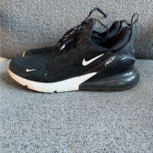 Lightly Worn Nike 270 Air Max - Needs new Laces